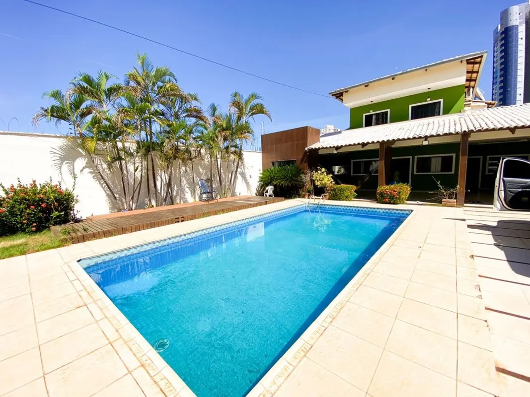 SOBRADO À VENDA EM LOCALIZAÇÃO PRIVILEGIADA! Excelente sobrado com piscina, chur...