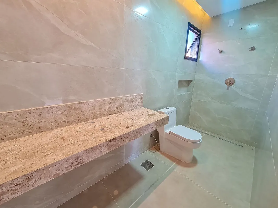 3 suites plenas, sendo a master com closet, banheira e varanda;Escritrorio;Lavab...