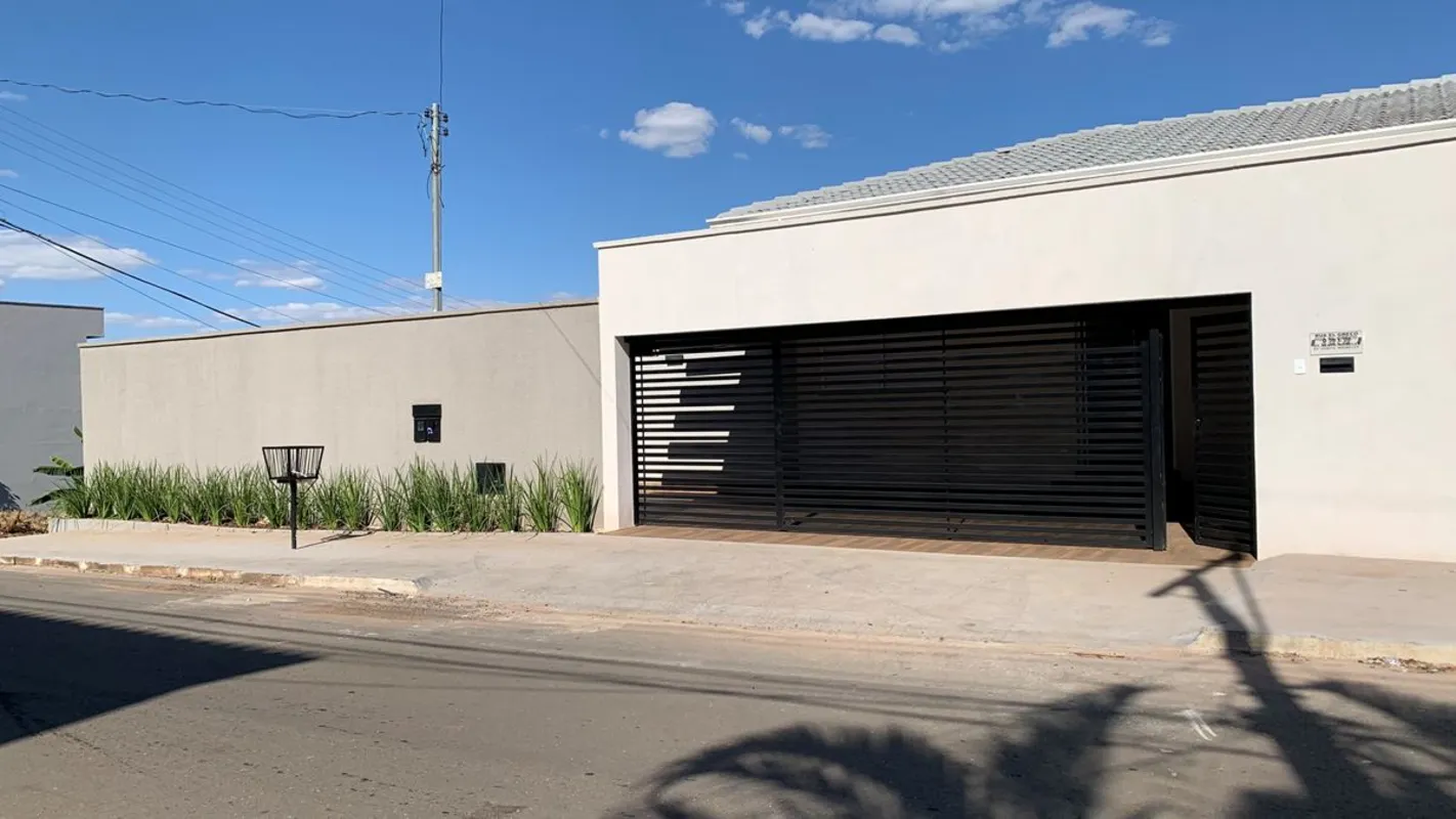 Casa sobrado com edícula totalmente independente, oferecendo conforto, privacida...