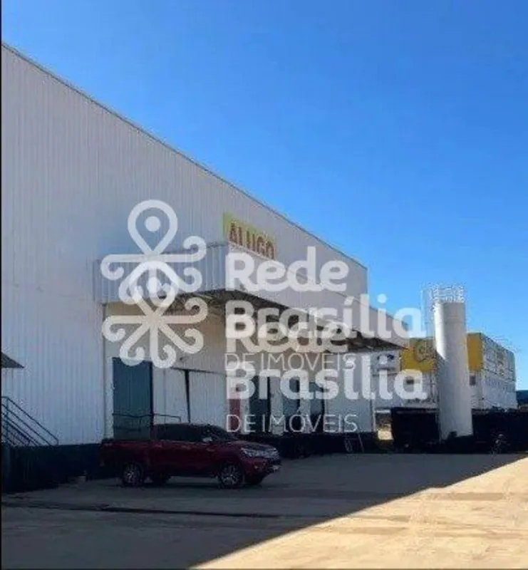 Com pé-direito de 9 metros, o espaço oferece infraestrutura completa para empres...