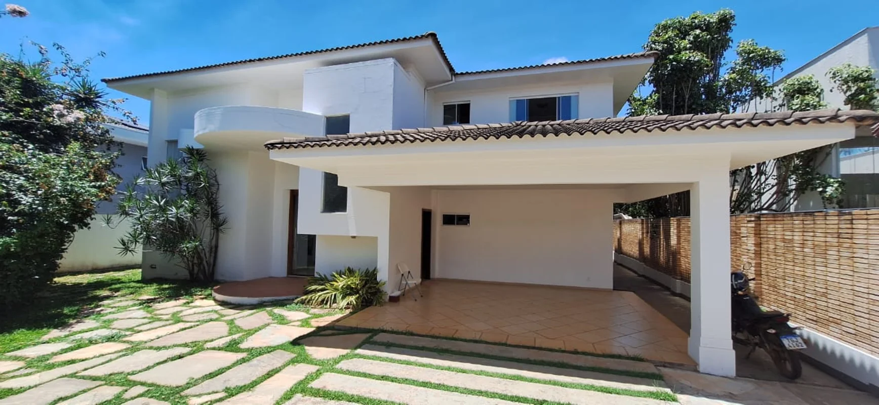 CASA MOBILIADA IDEAL PARA EMBAIXADAS! Luxuosa casa de condomínio no Condomínio S...