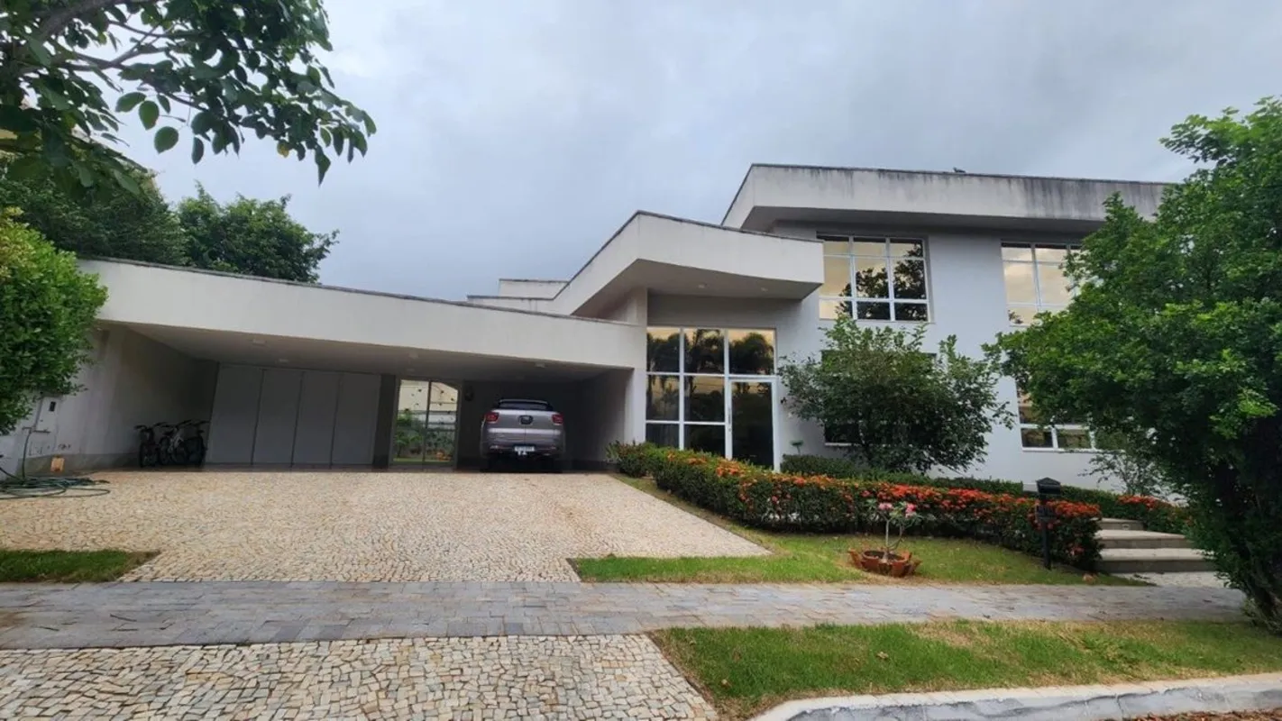 Sobrado de alto padrão em condomínio fechado, com área construída de 497,32 m² e...