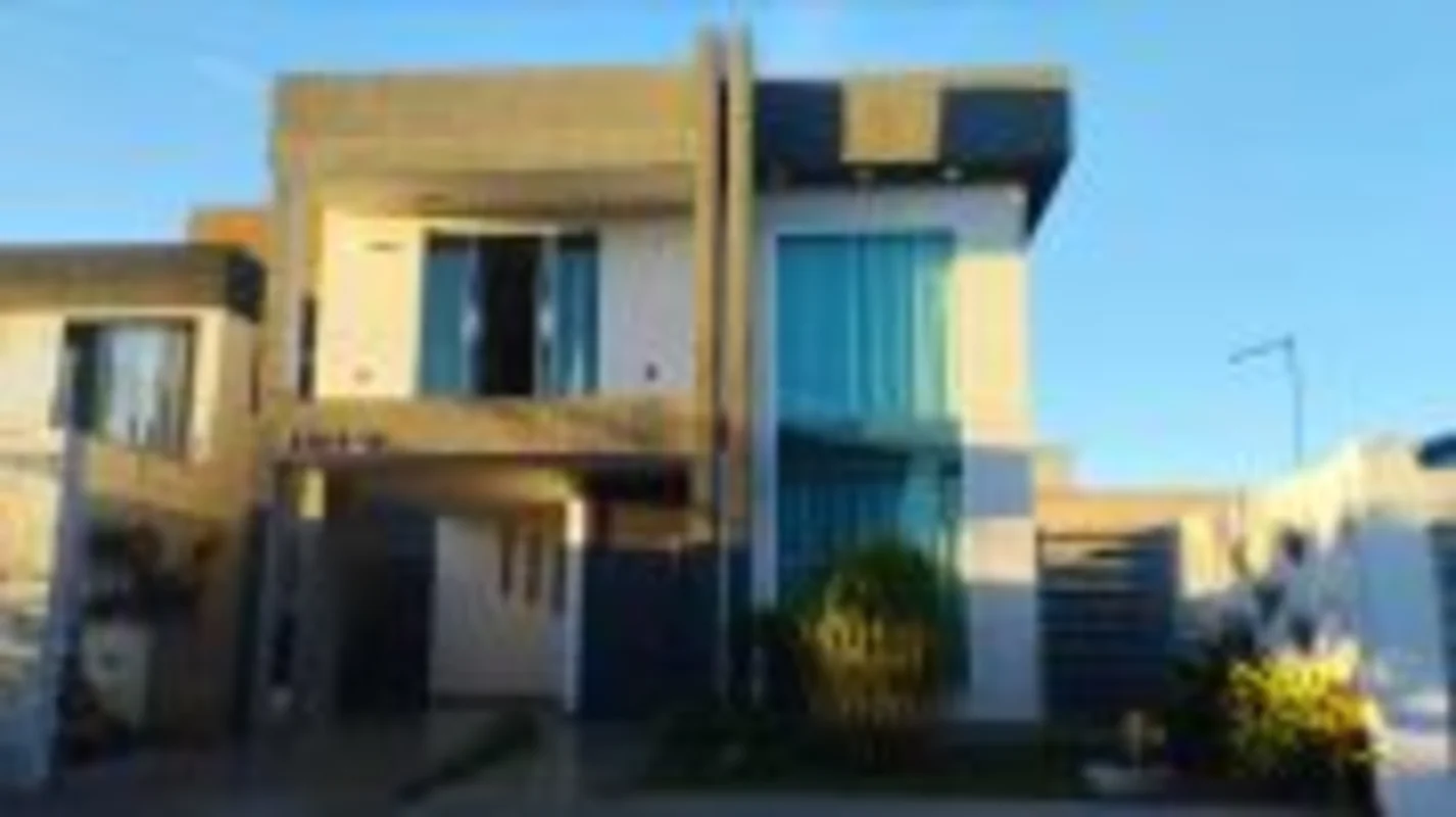 LINDA CASA À VENDA NO CONDOMÍNIO VILLA SUÍÇA - 4 Quartos, sendo: no andar superi...