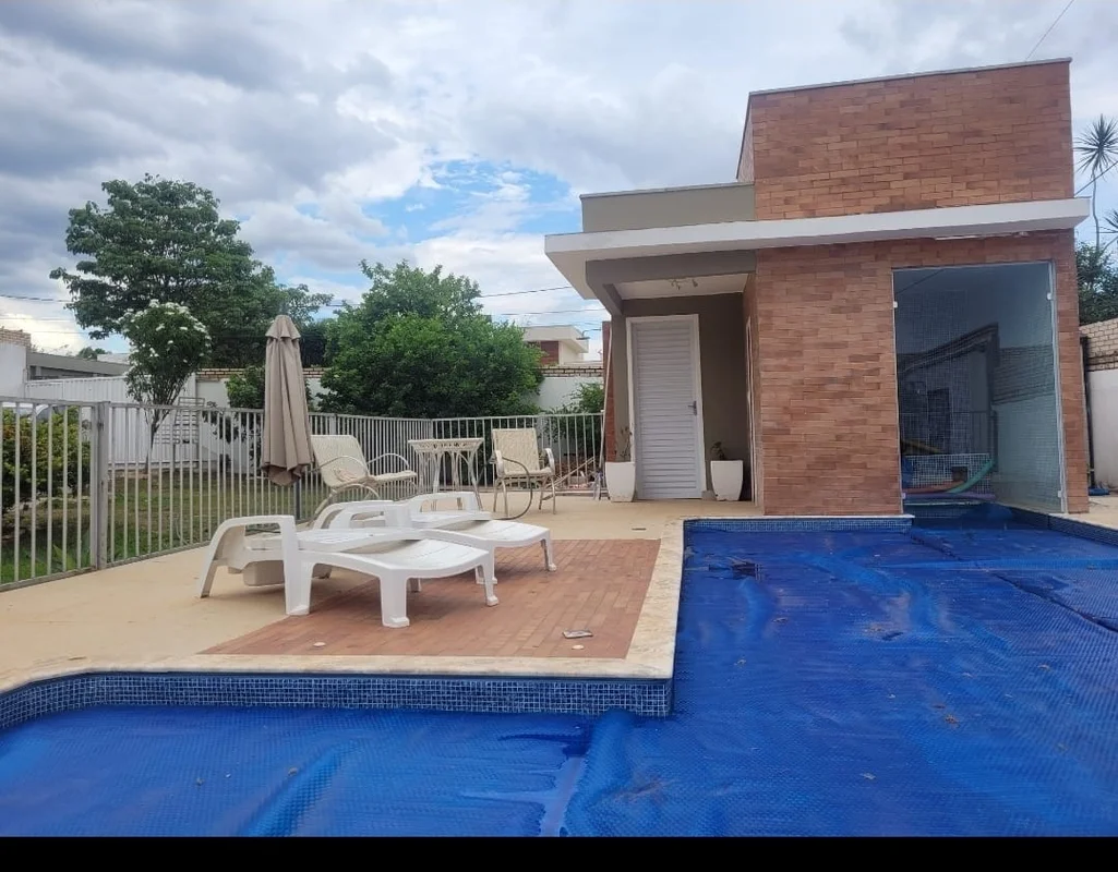 Bela casa de tijolinhos, espaços amplos, iluminados com muitos armários e painéi...