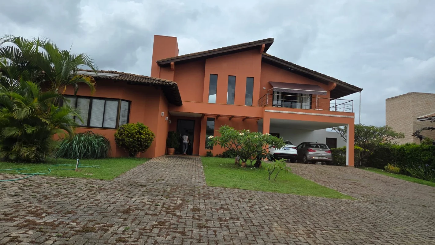 Imagine morar no coração do Lago Sul, em uma casa ampla e confortável no condomí...
