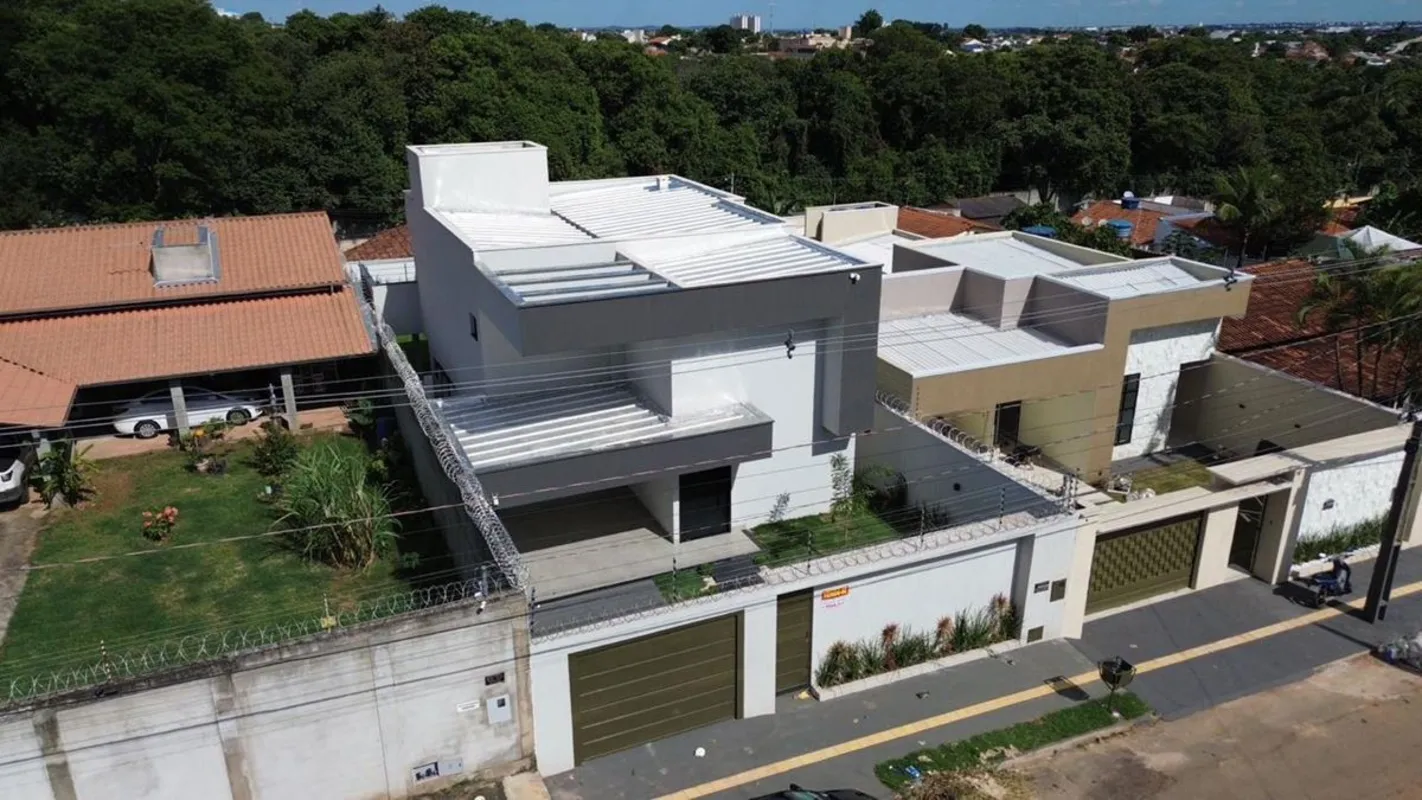 •? ?Área do lote: 384 m² (12m x 32m)•? ?Área construída: 283 m²•? ?3 suítes, sen...