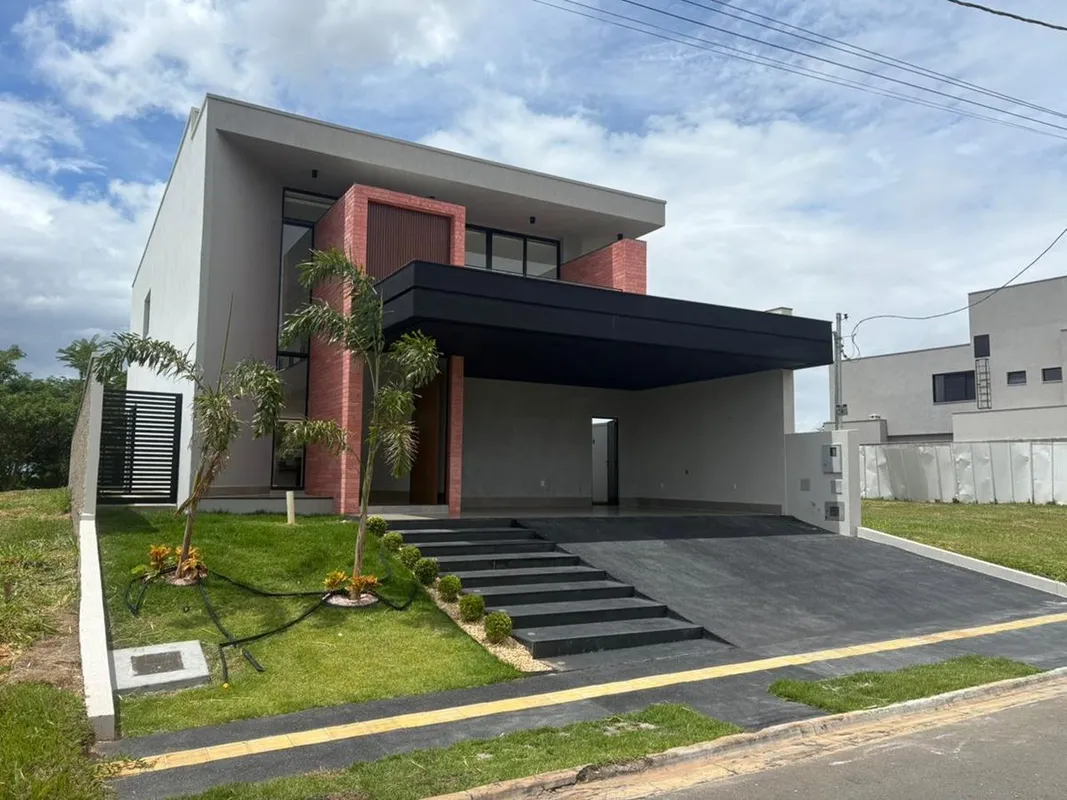 SOBRADO NO JARDINS NÁPOLES Excelente sobrado construído em um terreno plano, com...