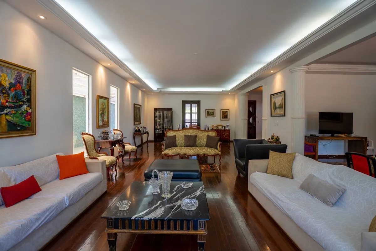 Casa para reforma na QI 7, Lago Sul. Com ambientes ambos, localização privilegia...