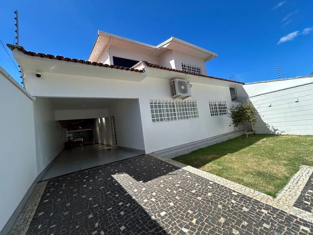 Situado na quadra 106 Sul.Área externa: garagem em gaveta para 3 carros, jardim ...
