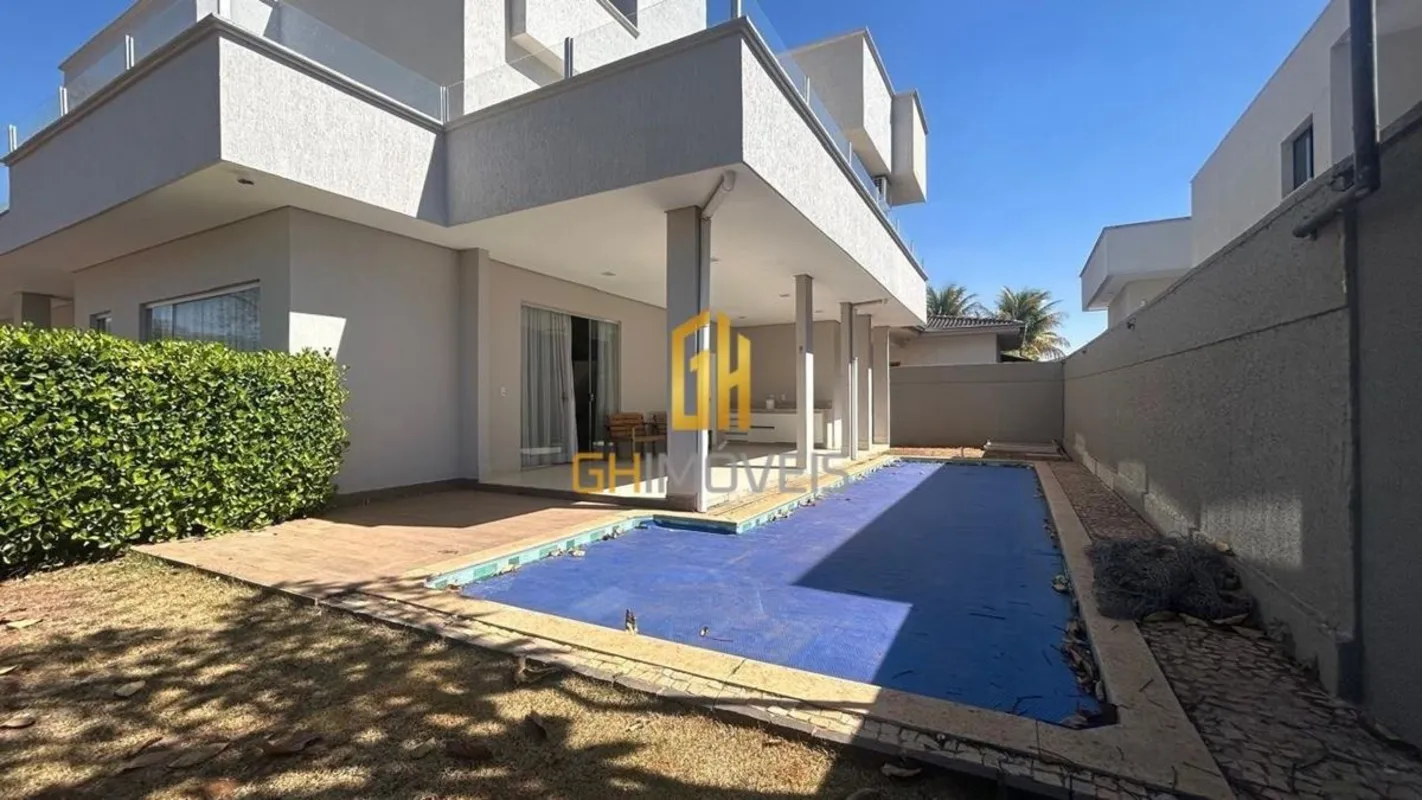 Sobrado com 4 suítes no Jardins Madri, em terreno com 527m² com 329m² de área co...