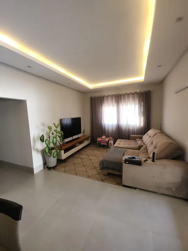 03 Quartos sendo 01 suíte com closet; Suíte com cabeceira planejada com fita de ...