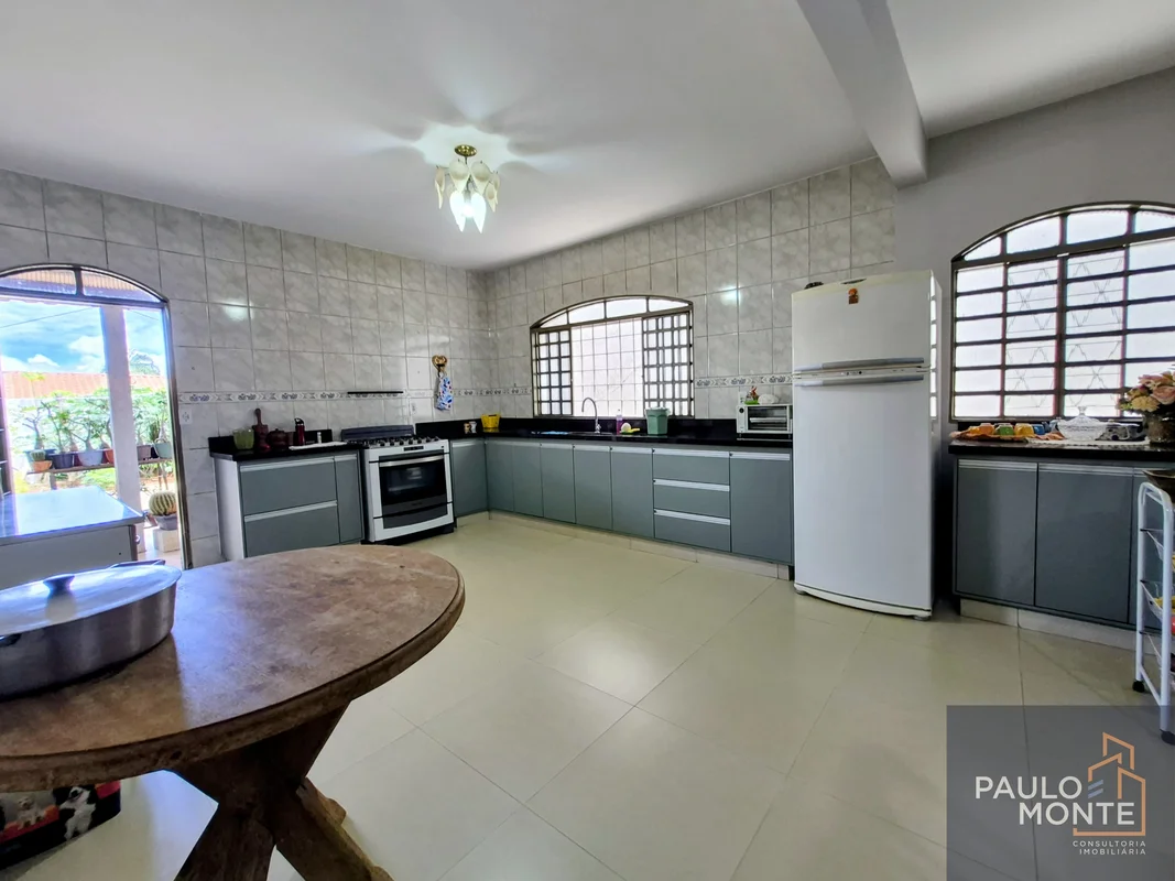 ?? EXCELENTE CASA EM LOTE DE 450m² – COMPLETA E COM VISTA LIVREImóvel amplo, bem...