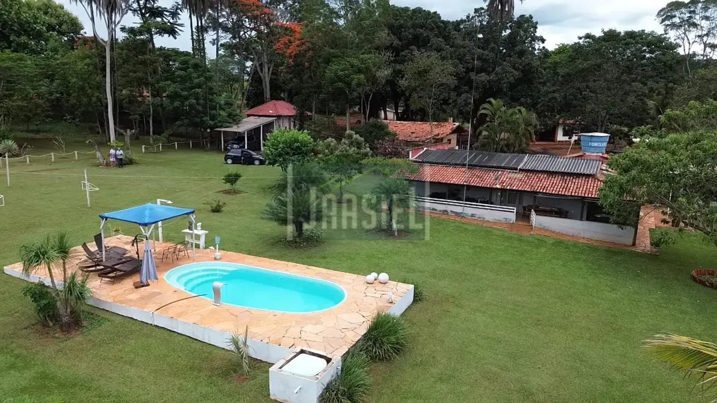 Descubra uma oportunidade única de viver em uma charmosa chácara na beira do rio...