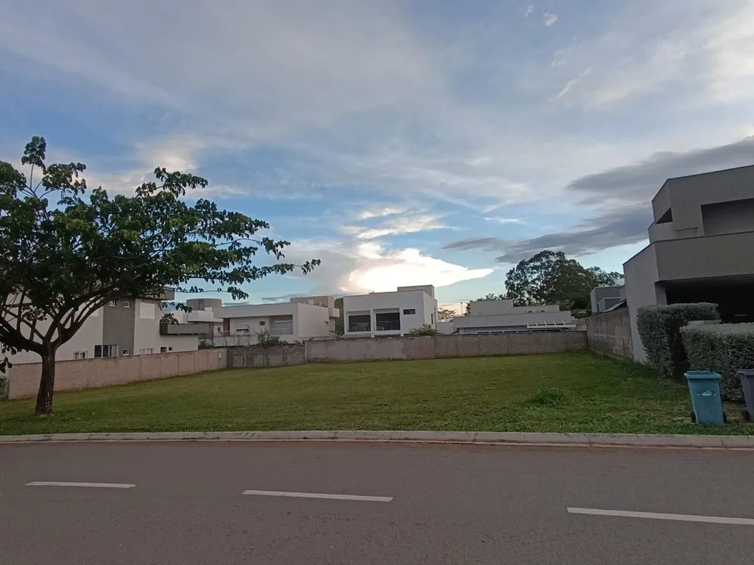 Lote na avenida principal do condomínio avenida dos Ipês medindo 483,52 m2 ,ende...