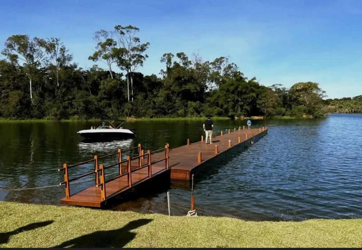 Excelente condominio, localizado às margens do Lago Corumbá 4, em Alexãnia-GO. 2...