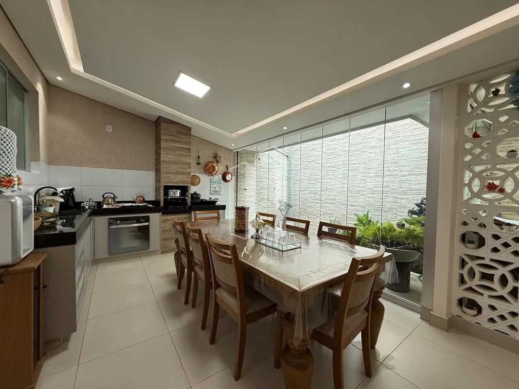  Sobrado de 140m²  03 Quartos, sendo 01 suíte  Parte inferior: -Sala 03 ambiente...