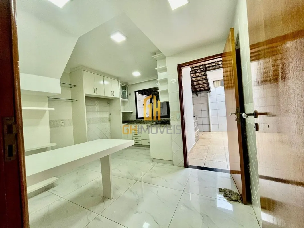 GH2072O sobrado possui:- Condomínio Villas do Atlântico- 3 quartos sendo 1 suíte...