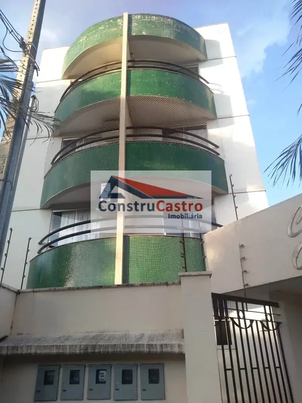 Sala Com Sacada, Cozinha com armário, 02 Quartos sendo um com Varanda e armários...