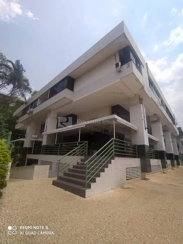 LOJA COM BANHEIRO, PISO PORCELANATO, FRENTE.***O valor do condomínio pode sofrer...