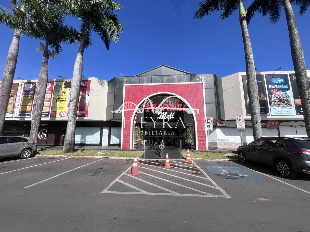 Loja no Fashion MallLocalizada no piso superior do shopping a loja conta com 33,...