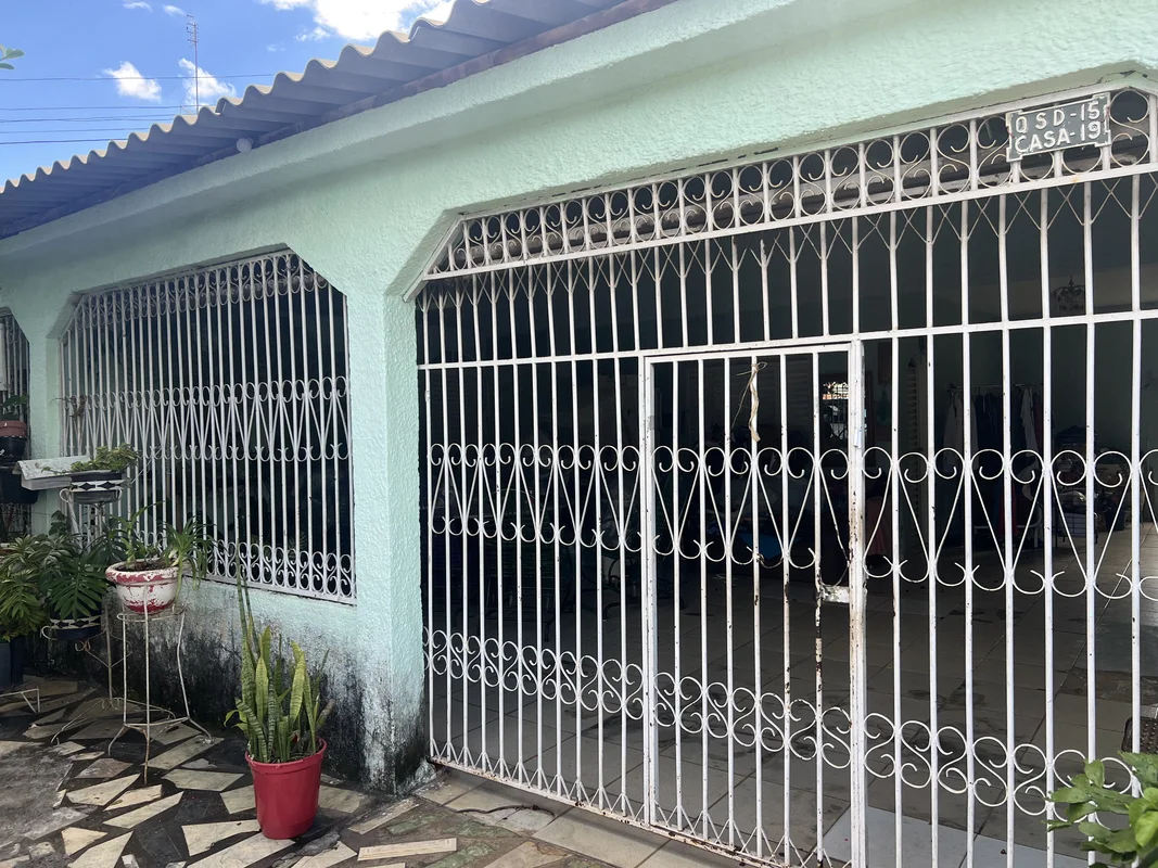 Descubra uma charmosa casa de 3 quartos à venda na QSD 15, Taguatinga Sul, DF. S...