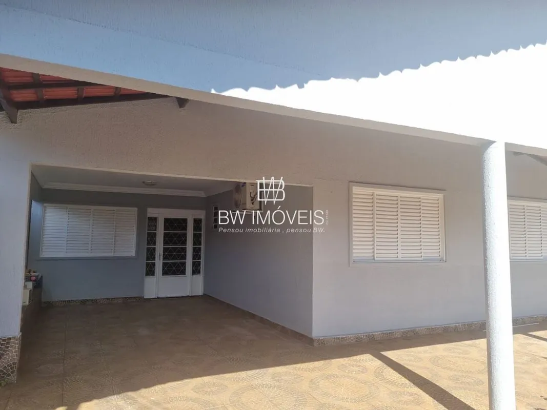 Ótima casa, de lote inteiro, em um dos melhores bairros de Goiânia.Próxima de to...
