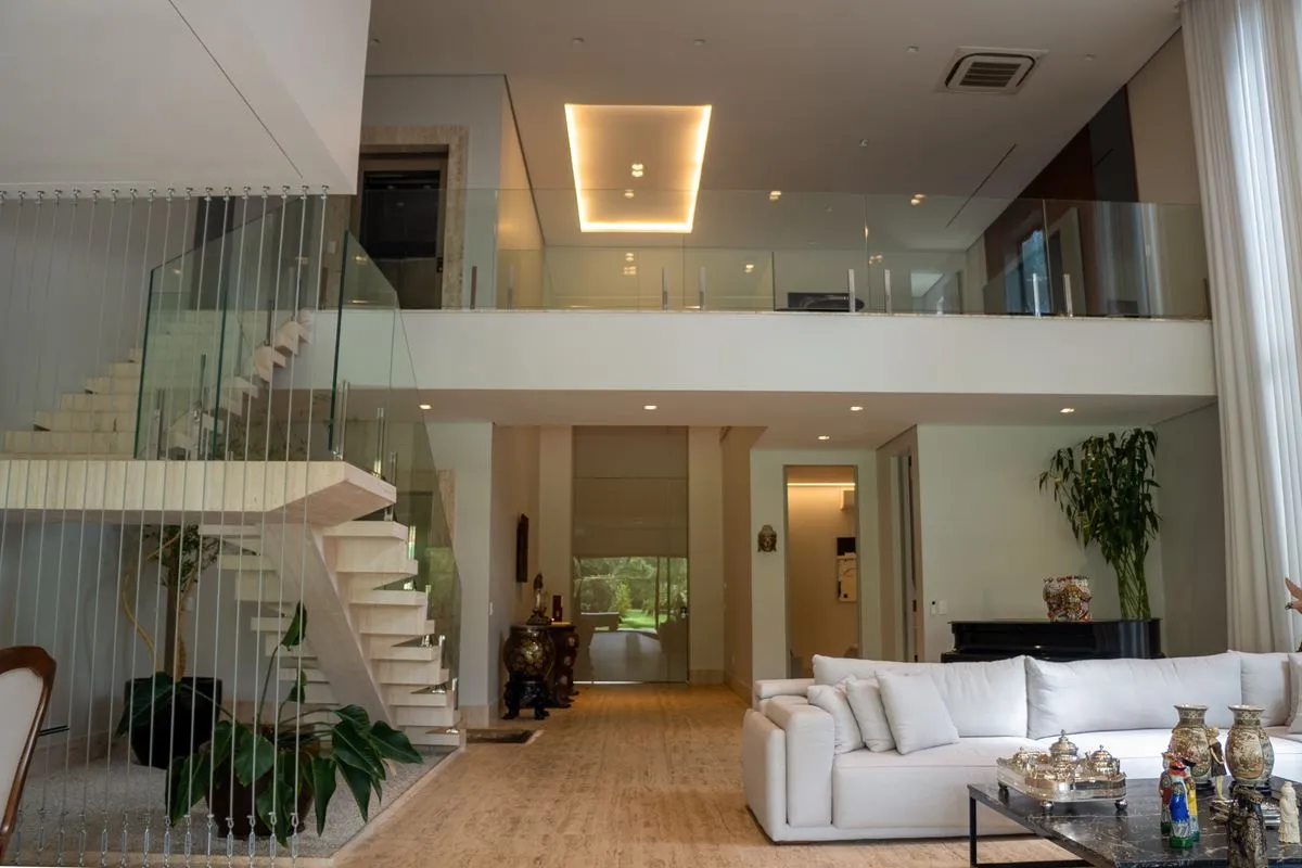 Casa contemporânea com conceito aberto na QI 7, Lago Sul. Composta por ambientes...