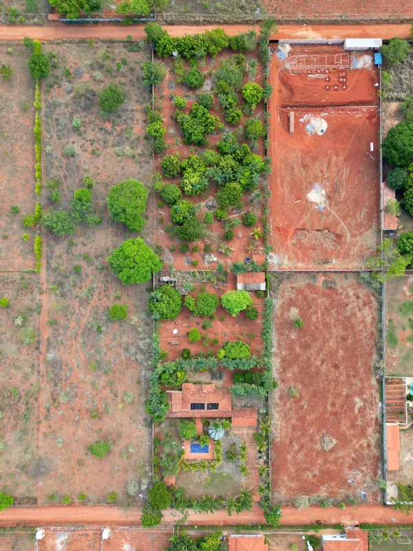 Tem casa com 5 suítes, cozinha e copa, sala grande, lavabo, área na frente e fun...
