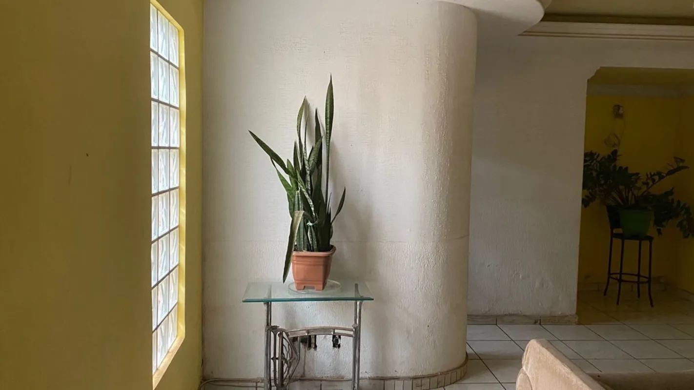 Imóvel com 5 quartos, sendo 3 suítes, totalizando 6 banheiros. Conta com sala de...