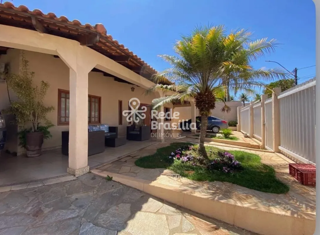 Casa à Venda em Vicente Pires: Rua 1 (Jóquei) - 4 Quartos, Lote de 800m² e Lazer...