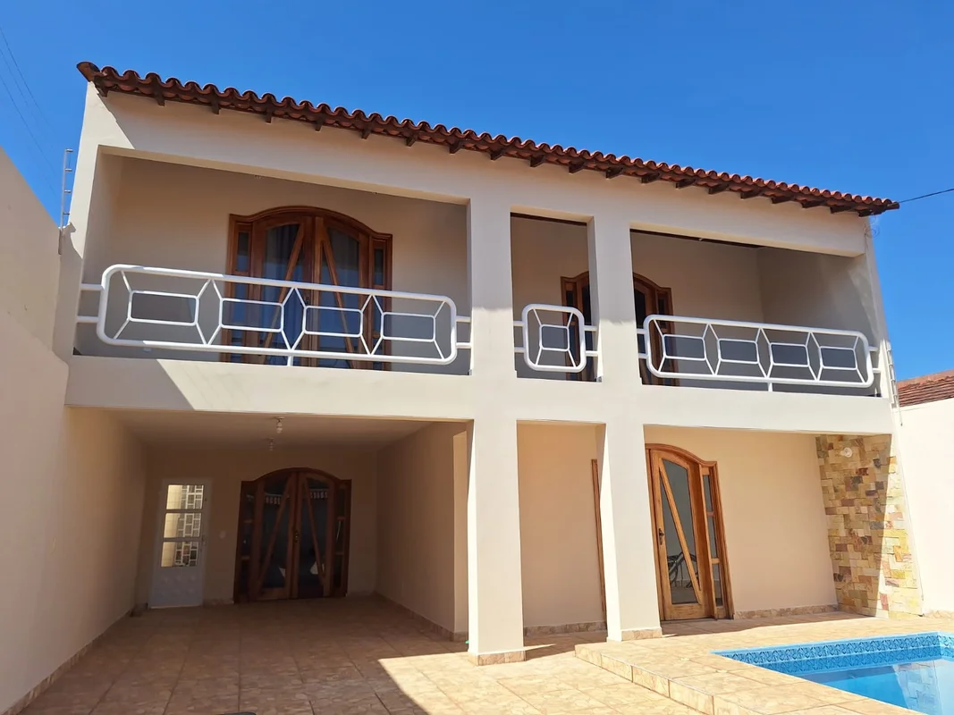 VENDO CASA SOBRADO COMPOSTA DE 1 SALA ,COZINHA COM ÁRA DE SERVIÇO E DCE,4 QUARTO...