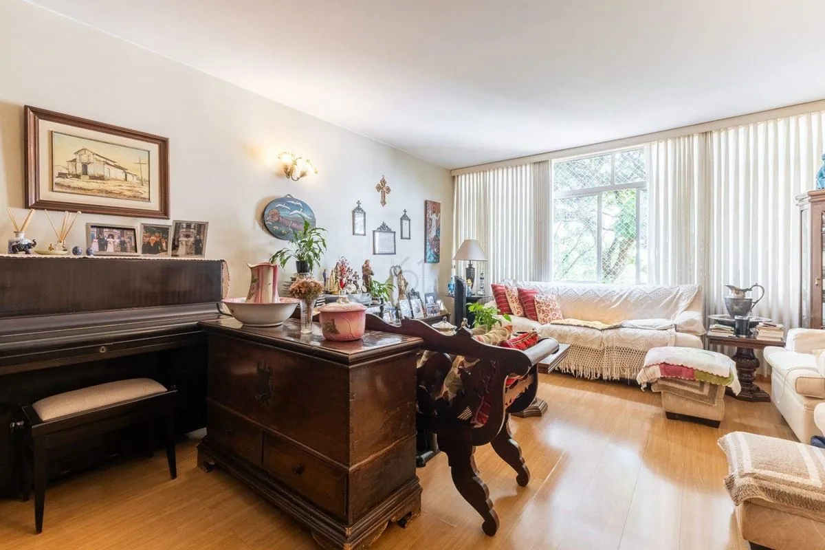 Apresentamos um apartamento original e exclusivo na SQS 315, uma das quadras mai...