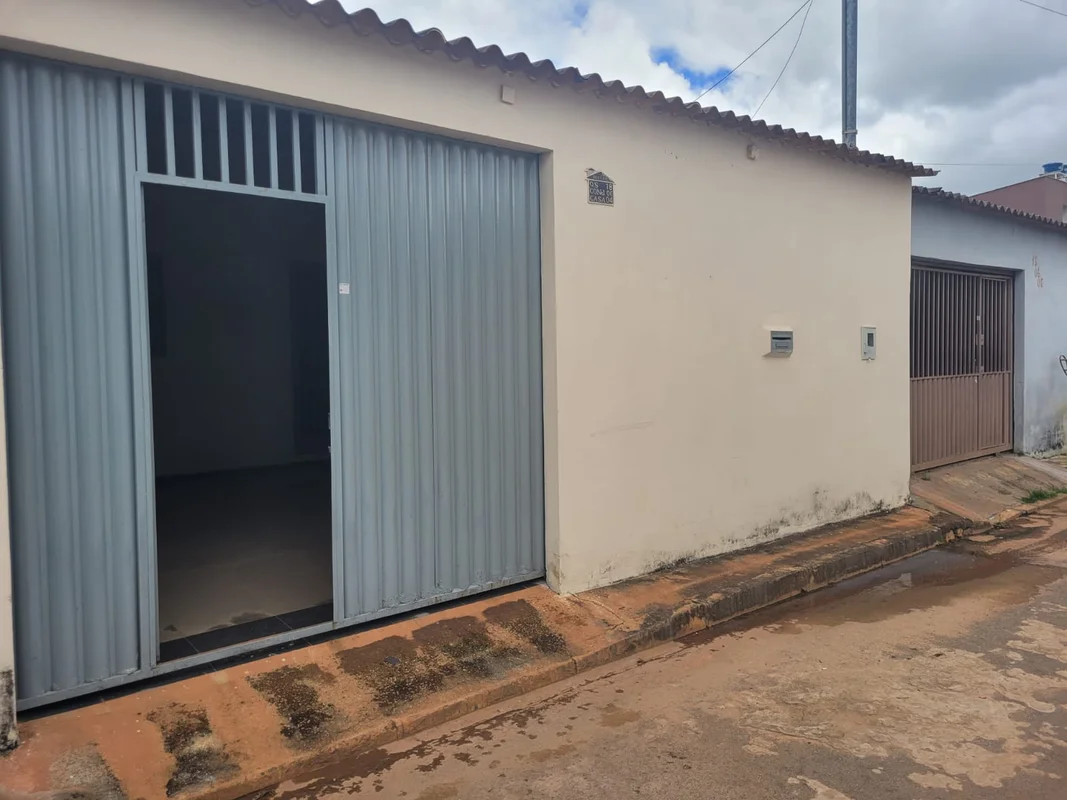 Se você busca uma casa bem localizada e segura no Riacho Fundo II, tenho uma OFE...