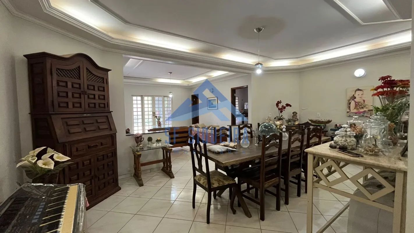 - S. F. SIQUEIRA VENDE IMÓVEL COMPOSTO DE:- SALA DE ESTAR E JANTAR;- COZINHA COM...