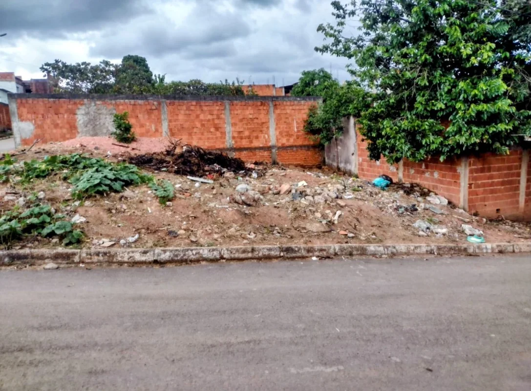 Vende-se Terreno de Esquina Espaçoso e Bem Localizado - 120m² (10x12)Localização...