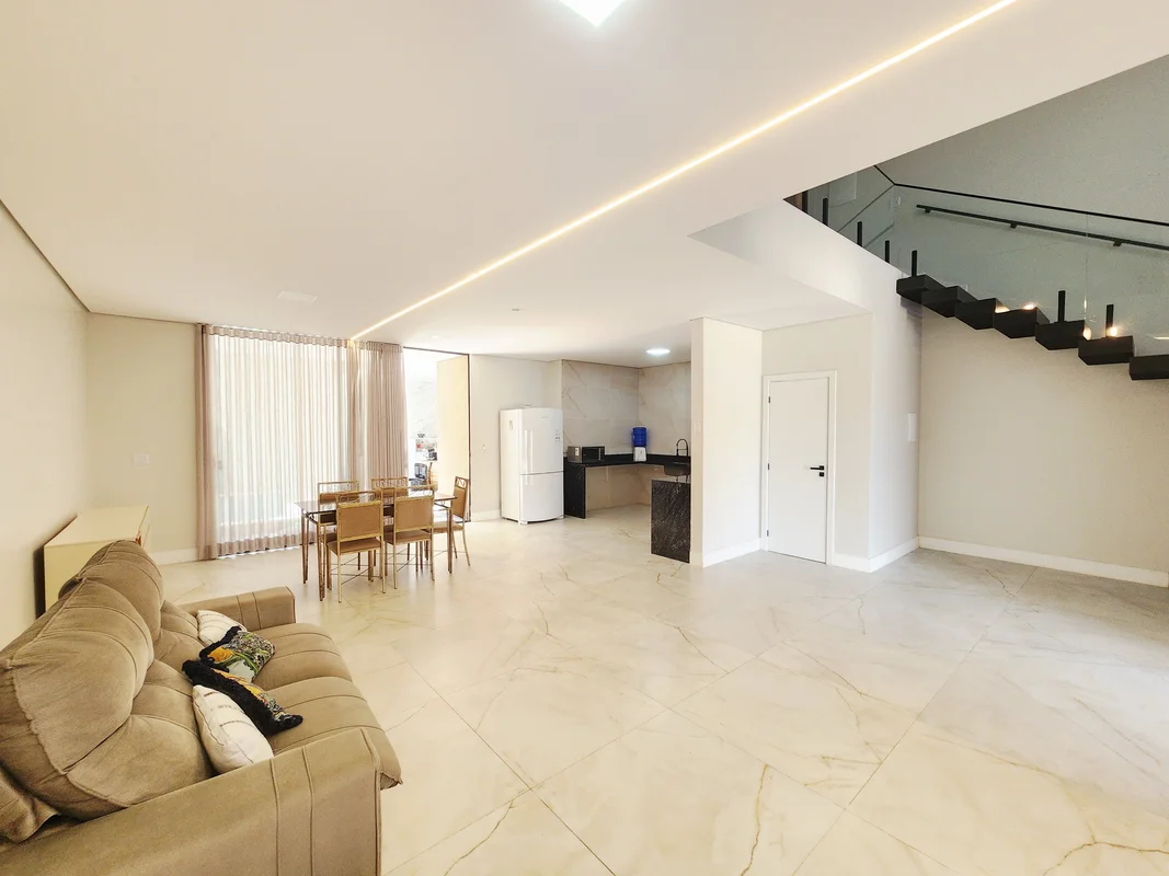 Excelente Casa, nova e moderna, com 3 suítes e área gourmet com piscina e churra...