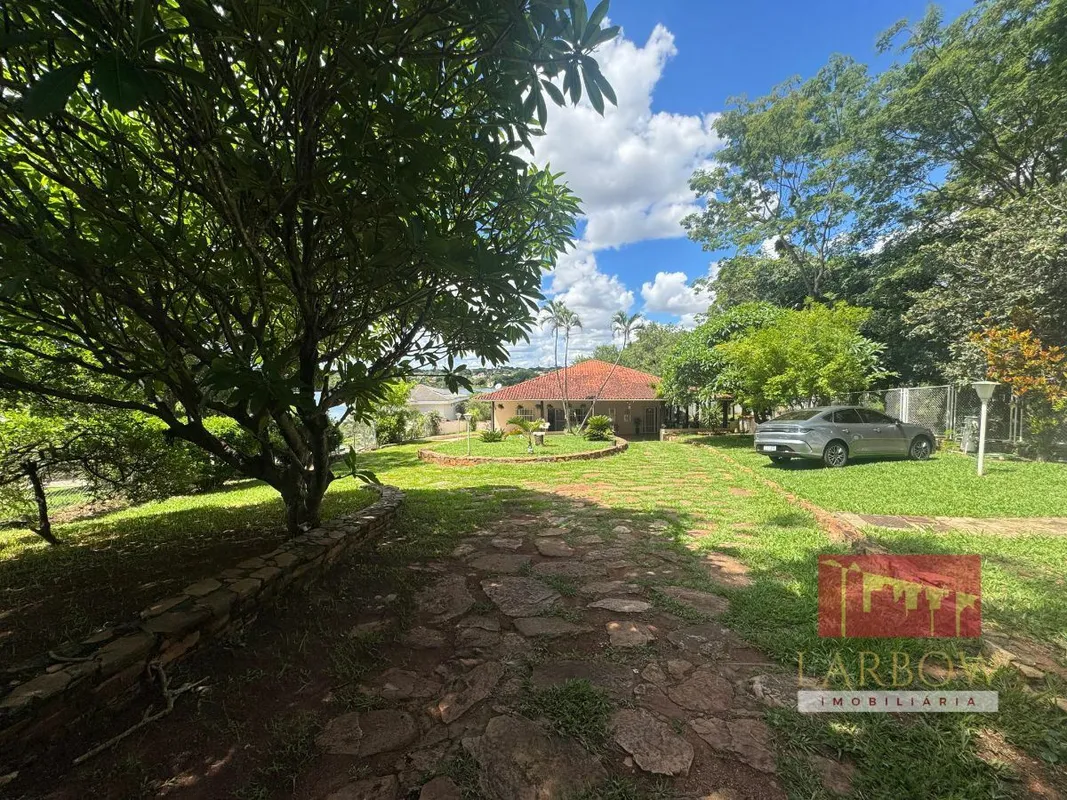 ID187 Oportunidade Única: Casa com Piscina em Localização Privilegiada no Lago N...