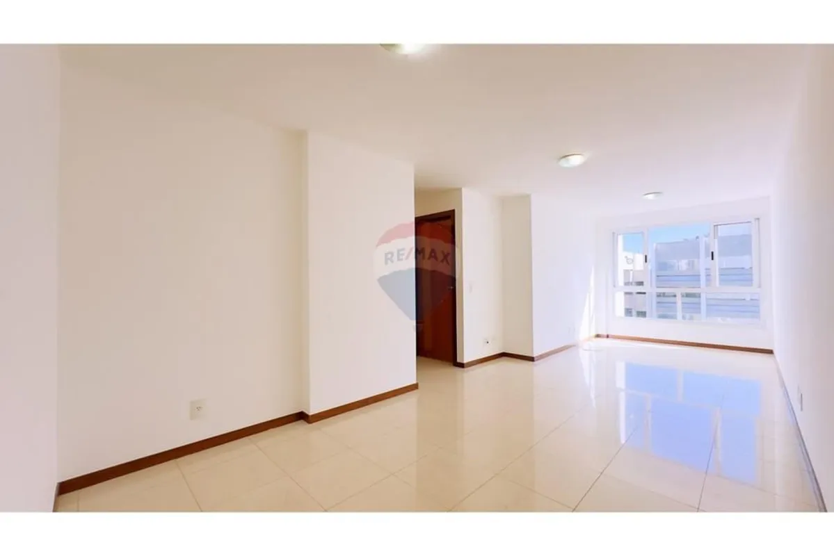 Este excelente apartamento no 11º andar nascente com vista livre, combina confor...