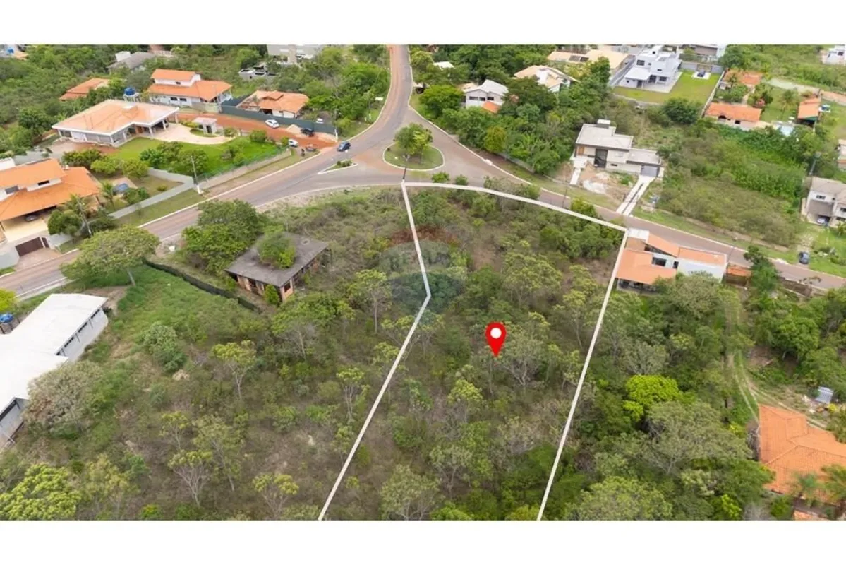 Terreno de esquina com 2300m² em rua asfaltada no condomínio SOLAR DA SERRA, com...