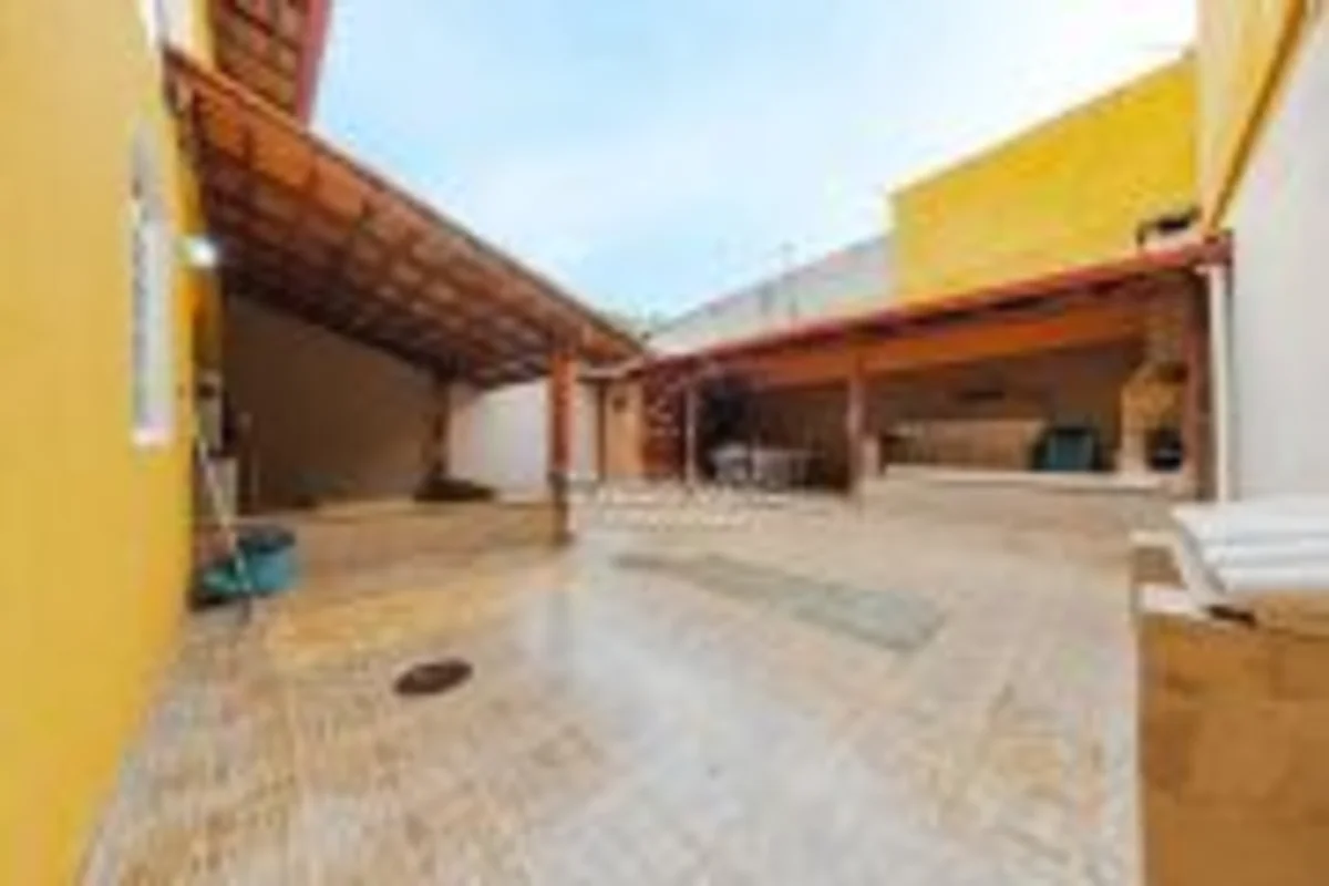 Vende-se Casa de 4 quartos, sendo 1 suíte, ótima localização com entrada privati...