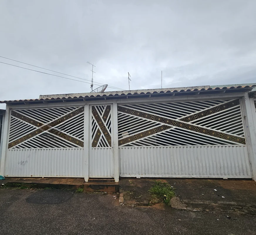 VENDO CASA QNP 11 CONJUNTO M Conheça esta espaçosa casa à venda no QNP 11 Conjun...