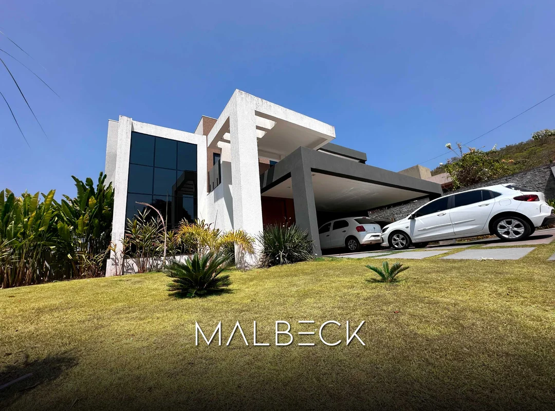 MALBECK IMÓVEIS vende: Excelente casa recém construída, finamente decorada, no C...