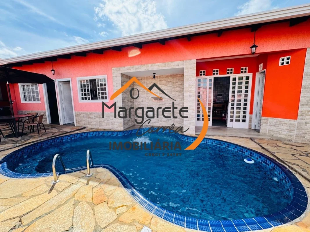 Imobiliária Margarete Corrêa vende charmosa casa estilo pousada no Condomínio Vi...