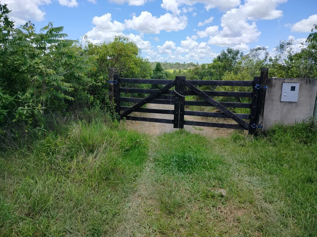 Linda Chácara de 2 hectares, escriturada e registrada, localizada em condomínio ...