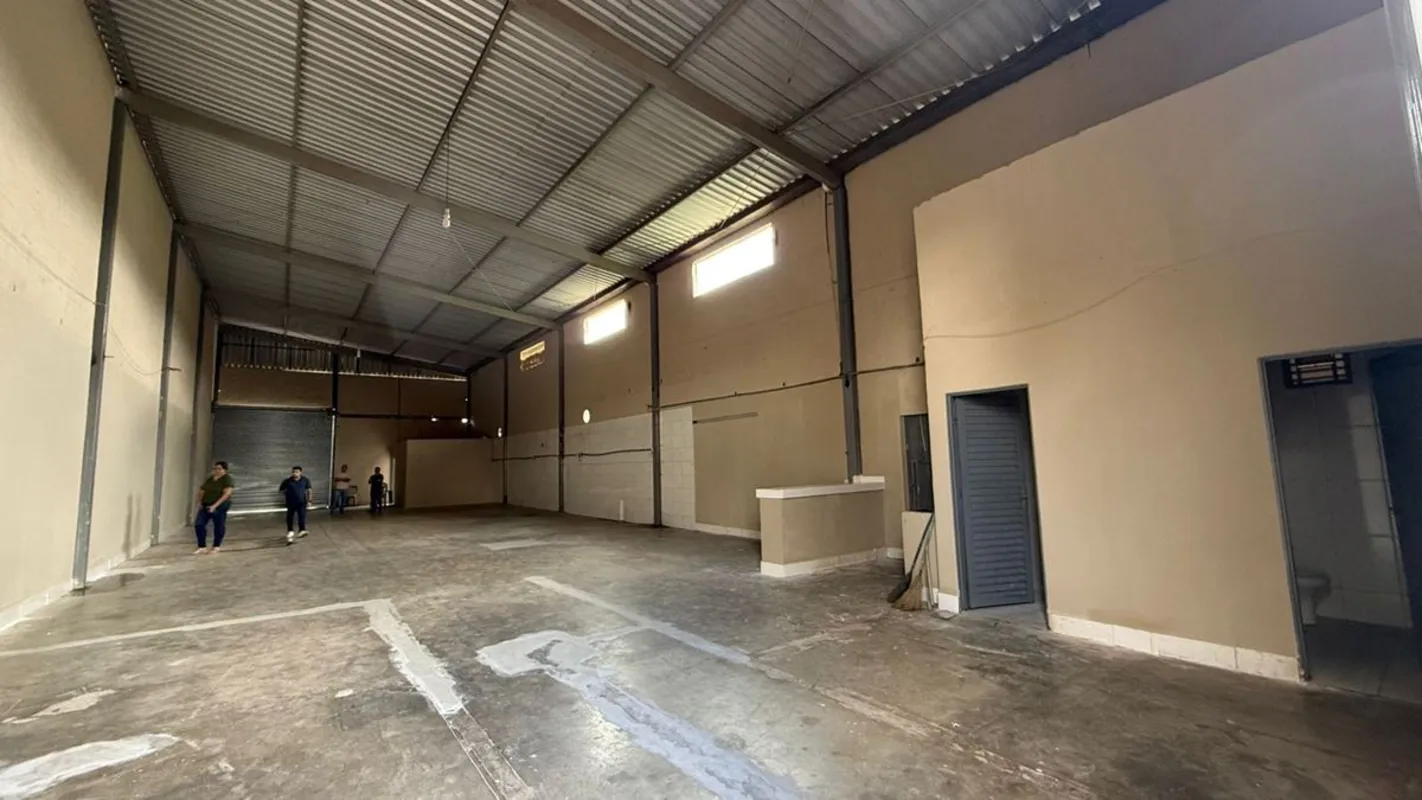 ALUGA-SE GALPÃO NA SAÍDA PARA ARAGOIÂNIAGalpão com 300m² de área construída, em ...