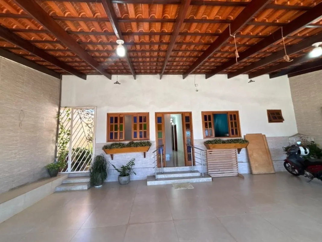 Casa com 240m² de área construída, oferecendo conforto, espaço e excelente local...