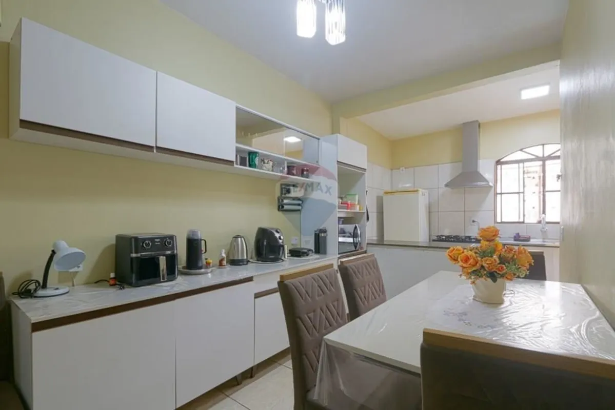 Com 275 m² de área de convivência e 230 m² de área construída, o sobrado está di...