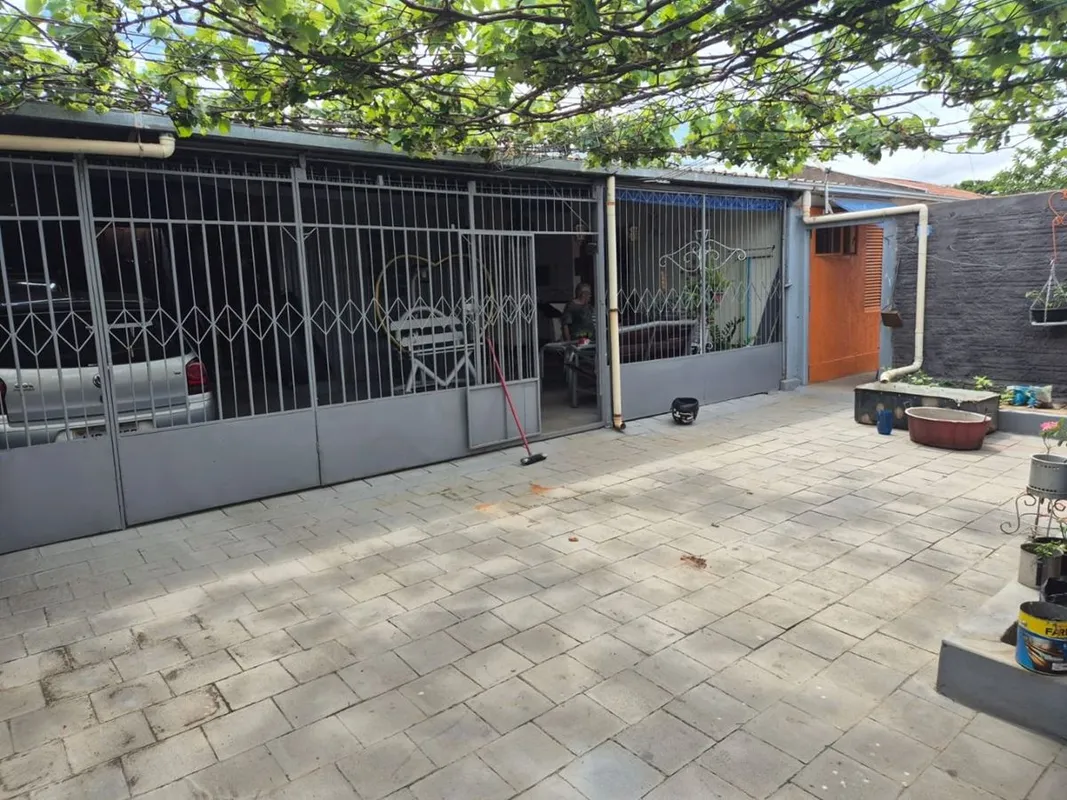 Casa de esquina à venda, com amplo terreno e múltiplos acessos.Área do terreno: ...
