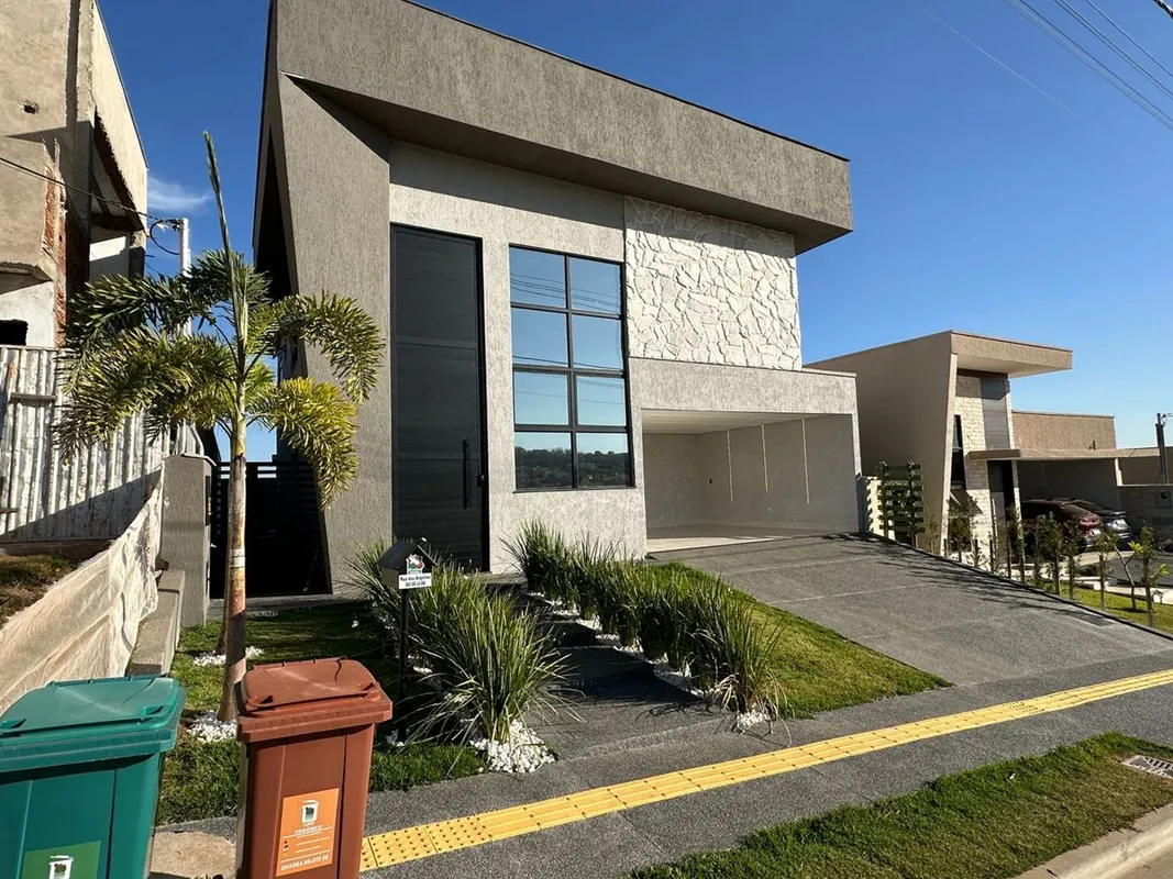 VENDO SOBRADO JARDINS BOLONHA Terreno 300 m2 234m2 de área construída, sendo:- 4...