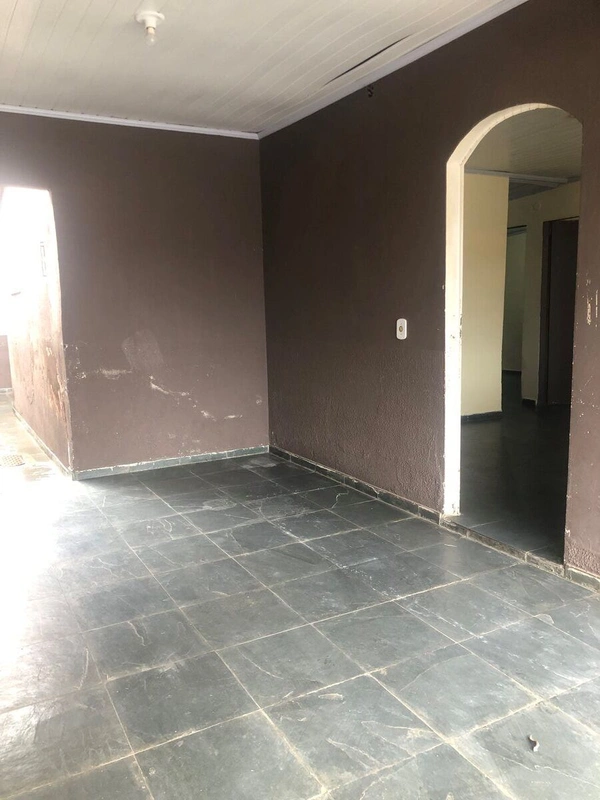 Vende se imóvel com casa principal e um barraco nos fundos.Imóvel casa principal...